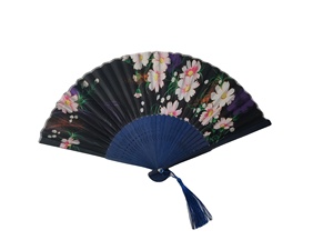 Éventail pliant pour femmes pour mariages, 21 cm, en bambou et soie, style amour sculpté - Product Image 2