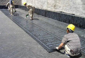 Feuille d'étanchéité en asphalte modifié SBS ultra flexible et anticorrosion avec couche de liaison étanche, rouleau d'asphalte - Product Image 3