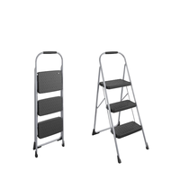Escabeau en acier pliant à trois marches gris léger avec poignées en caoutchouc sans danger pour un usage domestique quotidien