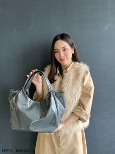 Sac fourre-tout en cuir PU verni brillant, grande capacité, sac à bandoulière avec poche arrière zippée - Product Image 1