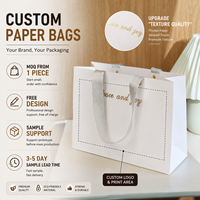 Sac en papier personnalisé en pâte de bois vierge blanche avec estampage à chaud pour cosmétiques, montres, sacs de luxe, poignée en ruban, sans commande minimum