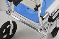 Siège de douche pliable réglable en aluminium, nouveau design de petite taille, fauteuil roulant de douche en aluminium avec roue