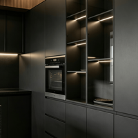 Ensemble d'armoires de cuisine modernes de luxe sur mesure, îlot en contreplaqué cannelé incurvé, évier, éclairage LED, finition mate foncée, robinet sans poignée, charnière