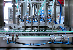 Suministro directo de fábrica Línea automática de producción de máquina de llenado y tapado de bebidas - Product Image 4