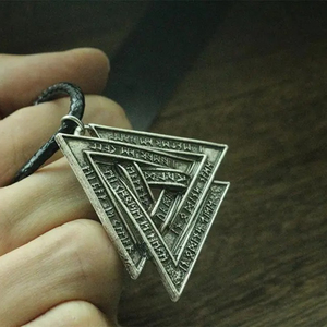 Ciondolo Valknut Vichingo, Nodo Nordico degli Sconfiggiti, Collana Amuleto, Gioielli Mitologici da Uomo - Product Image 1