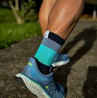 OEM Vente de gros Chaussettes de course respirantes personnalisées Chaussettes de sport de trail professionnelles avec étiquettes Chaussettes de cyclisme à rayures de performance