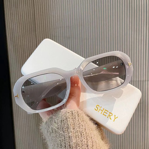 แว่นกันแดดทรงสี่เหลี่ยมไม่สมมาตร Shery UV400 กรอบ PC แฟชั่นสำหรับผู้หญิง เลนส์แบบที่ 3 สำหรับสไตล์สตรีท - Product Image 1