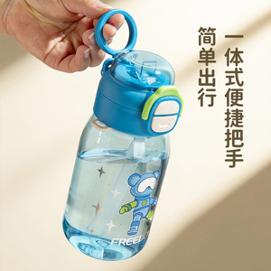 Bouteille d'eau en plastique Freedom 580 ml avec couvercle à bouton-poussoir et sangle, design cartoon, pour étudiants, utilisation en extérieur - Product Image 4