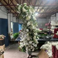 Nouvelle Décoration de Mariage Moderne Personnalisée : Chemin de Table et Centre de Table Floraux en Soie Artificielle Blanche et Verte avec Roses pour Allée de Cérémonie