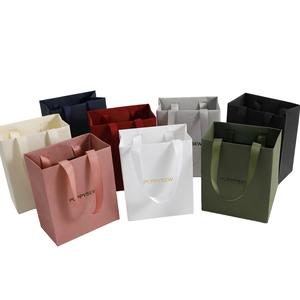 ถุงของขวัญกระดาษสั่งทำพิเศษสำหรับเครื่องประดับ พร้อมหูหิ้วริบบิ้น บรรจุภัณฑ์บูติกคุณภาพสูงสำหรับแหวนและสร้อยคอ - Product Image 1