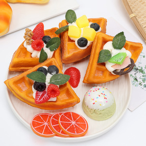 เค้กวาฟเฟิลสามเหลี่ยมจำลอง PU ฟื้นตัวเร็ว ขนมหวานจำลอง ครีมผลไม้ ขนมปัง - Product Image 4
