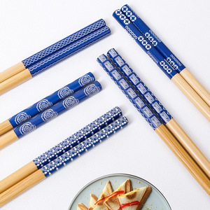 Vente en gros de 5 paires de baguettes en bambou, baguettes de haute qualité de 24 cm avec motif floral bleu et blanc, adaptées à l'usage individuel - Product Image 2