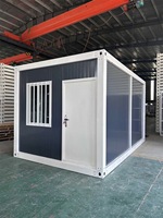 Maison conteneur démontable, grande remise extérieure à un étage avec fenêtre à persiennes pour le stockage sur camping