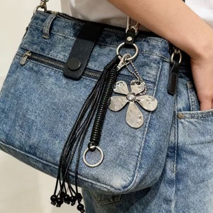Llavero de aleación vintage con forma de flor, mosquetón con cadena y borla para decoración de pantalones, accesorio de moda. - Product Image 4