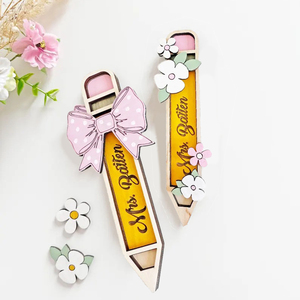 Cadeau <span class=keywords><strong>de</strong></span> jour d'enseignant <span class=keywords><strong>crayon</strong></span> arc fleur conception ornements en bois personnalisés ornements <span class=keywords><strong>de</strong></span> sculpture en bois fabriqués à la main - Product Image 2