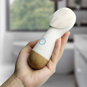 Brosse nettoyante pour le visage électrique rechargeable en silicone à technologie ultrasonique avec types de prises US/UK - Product Image 4