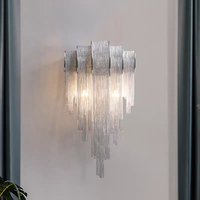 Lampe de table de style nordique en aluminium doré et argenté avec base en fer, pour salon, bureau, lampe de table moderne à pompons fantaisie pour intérieur