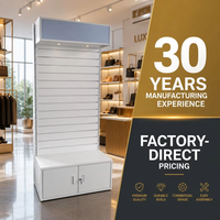 Présentoir de sol blanc en panneaux rainurés avec armoire de rangement verrouillable et boîte lumineuse éclairée pour la merchandising en magasin de détail