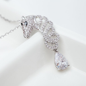 Collier tendance avec pendentif tête de cheval en alliage plaqué rhodium et cristaux |   <span class=keywords><strong>Bijoux</strong></span> équestres en zircon pavé avec pendentif en forme de poire, cadeau pour femme - Product Image 3