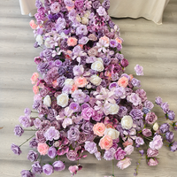 Grande quantité de couronnes romantiques violettes pour la décoration de mariage, avec des fleurs de table réalistes et oniriques.