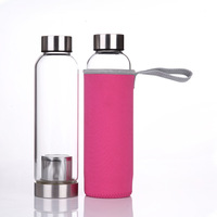 Bouteille d'eau en verre à haute teneur en borosilicate de voyage sportif en vente directe avec infuseur à thé et manchon en nylon