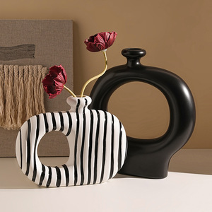 Vaso di ceramica a strisce bianche nere nordiche Creative decorazioni floreali moderne di fascia alta - Product Image 3