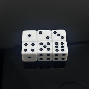 Dados de plástico negros de 6 caras, cuadrados de 14 mm para ajedrez y juegos de cartas, 7 piezas - Product Image 3