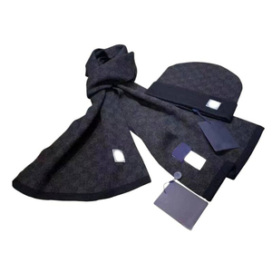 <span class=keywords><strong>Ensemble</strong></span> de luxe hiver : <span class=keywords><strong>Bonnet</strong></span> jacquard de créateur, écharpe longue noire en laine imprimée skateboard et gants pour hommes et femmes - Product Image 2