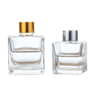 Bouteille carrée en verre avec décor floral blanc, col en métal, étiquettes sérigraphiées pour parfum d'intérieur - Product Image 3
