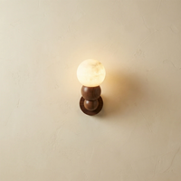 Applique murale artisanale en bois massif au design minimaliste avec abat-jour en albâtre, lumière blanc chaud pour salle de bain et intérieurs chaleureux