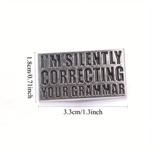 Pin para entusiastas <span class=keywords><strong>de</strong></span> la gramática: 'Estoy corrigiendo silenciosamente tu gramática' - Accesorio <span class=keywords><strong>de</strong></span> moda creativo con letras - Product Image 4