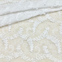 Tissu en coton 100% brodé de marguerites ajourées 3D et froncé, idéal pour robes, chemisiers et vêtements pour enfants - Vente en gros