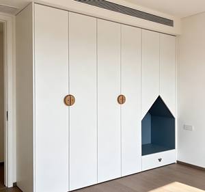 Armoire pour enfants minimaliste blanche avec un design de niche en pignon ludique, des accents en bois et un grand espace de rangement pour les chambres - Product Image 5