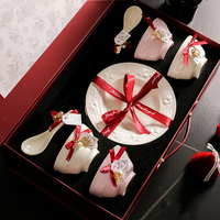 Ensemble de vaisselle en céramique gaufrée en gros, coffret cadeau personnalisable, emballage en boîte cadeau, tasse rouge, assiette en céramique pour la maison
