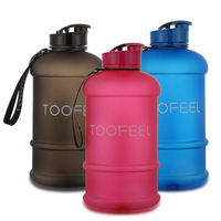 Bouteille d'eau en plastique tendance de 1,5 L, idéale pour diverses activités de plein air, pratique et saine