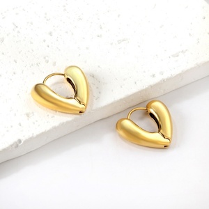 Boucles d'oreilles créoles personnalisées étanches pour femmes, en acier inoxydable plaqué or 18 carats, motif cœur creux épais - Product Image 4