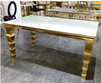 Combinaison gratuite de chaises de table à manger en métal doré avec dessus en verre pour décoration de planification d'événements de mariage d'école d'appartement