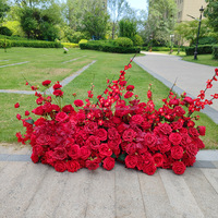 Chemin de table de mariage en soie rose chaud et orange, fleurs de soie avec des feuilles vertes pour les arrangements de l'allée, décoration