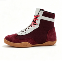 Chaussures de marche sans traces avec semelle respirante en daim et maille, fermeture à lacets, confort et légèreté.