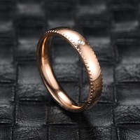 Anillo de Pareja de Acero Inoxidable Dorado con Rosa Negra y Diamantes de Imitación, con Escala de Regla, para Hombre y Mujer, Regalo de Aniversario de Bodas o Promesa