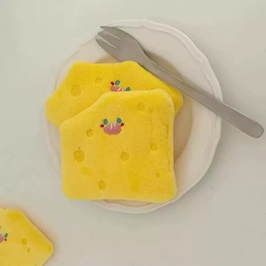 Juguete de peluche con forma de perro de queso con comida oculta, 12x11cm, juguete interactivo chirriante para masticar para perros pequeños y medianos - Product Image 2