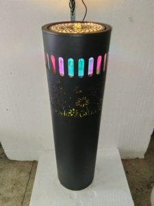 Fontaine d'eau moderne noire sur pied avec découpes florales LED colorées, cascade intérieure pour la décoration de la maison, du bureau ou du hall - Product Image 1