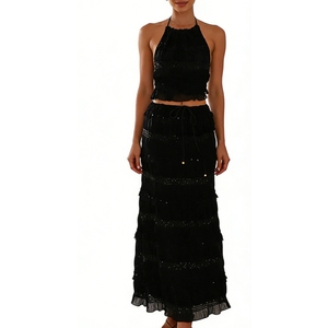 ชุดเซ็ต 2 ชิ้นสำหรับผู้หญิง คอแบบผูกเชือก - กระโปรงยาวระบายเป็นชั้นๆ และเสื้อครอปท็อปแต่งดีเทลวิบวับ แฟชั่น - Product Image 6