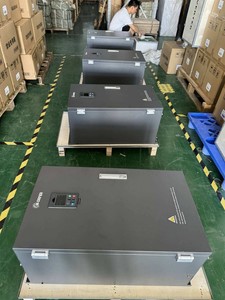 Bomba Solar de 200kw Trifásica 380v con Controlador MPPT para Bomba de Agua Sumergible y de Superficie - Product Image 1