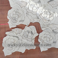 Mosaïque de carreaux de marbre blanc Bianco Carrara en forme de fleur