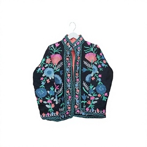 Veste courte d'hiver pour femme, 100% coton, broderie florale Suzani, écologique, séchage rapide, matelassée, fabriquée à la main en Inde, respirante - Product Image 1