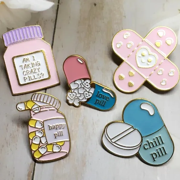 Fashion Design Medical Gifts Pills Shaped Enamel Pin Doctor and Nurse Badges Brooch