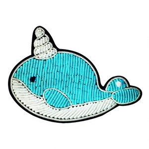 BADGE BRODÉ EN SOIE DESIGN DOLPHIN - Product Image 1