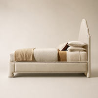 Lit moderne Queen/King avec cadre en bois artisanal, tête de lit serpentine en tissu Portman, capitonné avec clous décoratifs, haut de gamme et robuste
