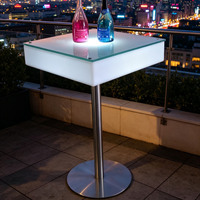 Table de bar carrée en plastique éclairée par LED avec un design moderne, écologique et résistante à l'eau, pour usage commercial, maison, banquet, hôtel